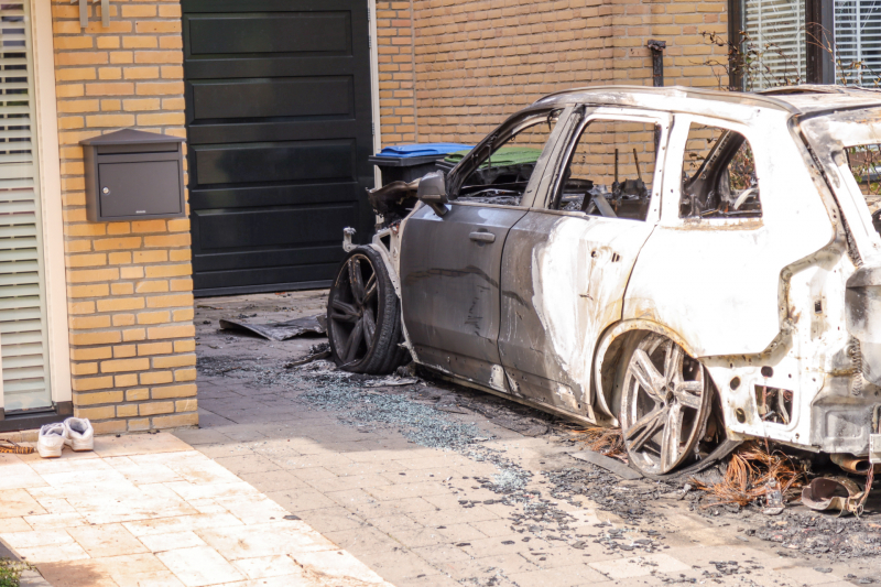 Geparkeerde auto bij woning gaat in vlammen op, mogelijk brandstichting