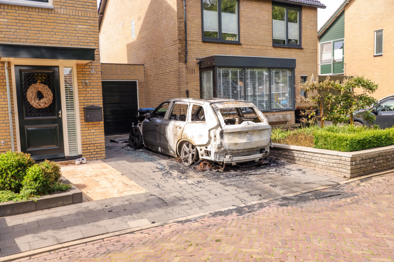 Geparkeerde auto bij woning gaat in vlammen op, mogelijk brandstichting