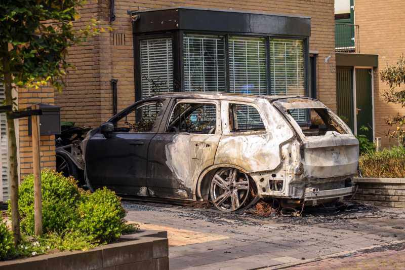 Geparkeerde auto bij woning gaat in vlammen op, mogelijk brandstichting