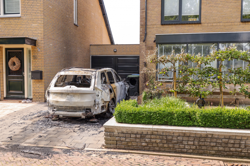 Geparkeerde auto bij woning gaat in vlammen op, mogelijk brandstichting