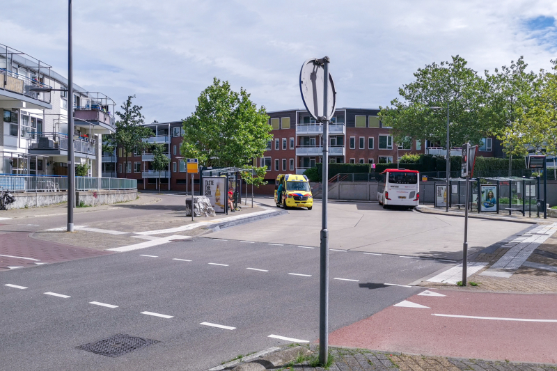 Vrouw met voet tussen spaken fiets