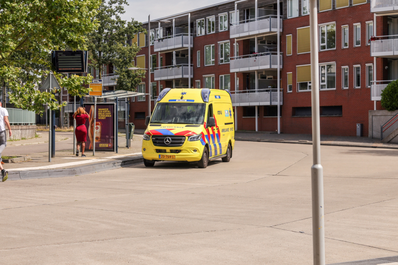 Vrouw met voet tussen spaken fiets