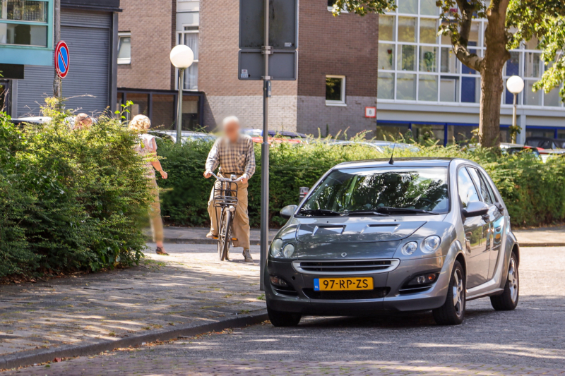 Auto botst op fietser