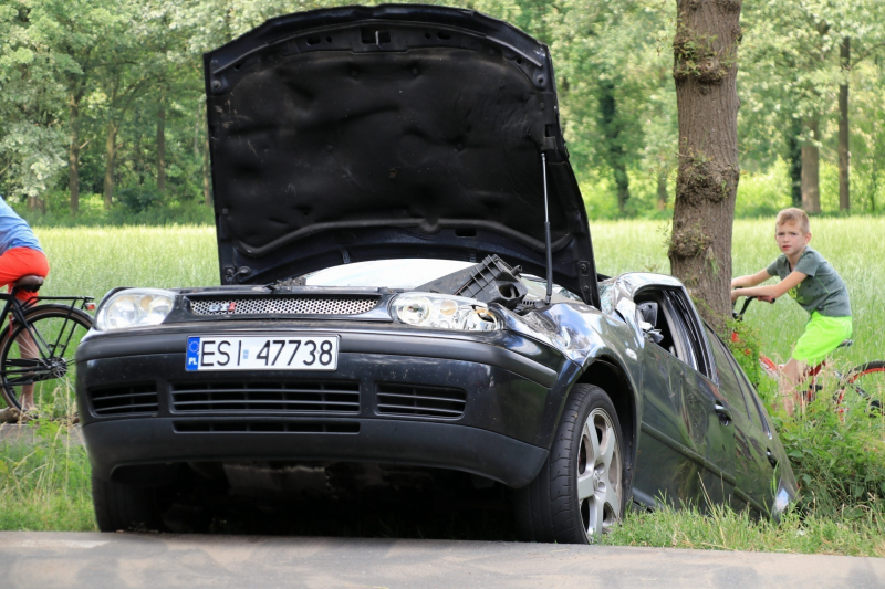 Auto raakt van de weg en belandt in greppel