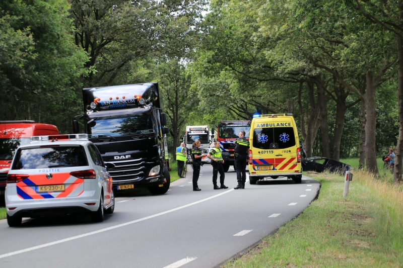 Auto raakt van de weg en belandt in greppel