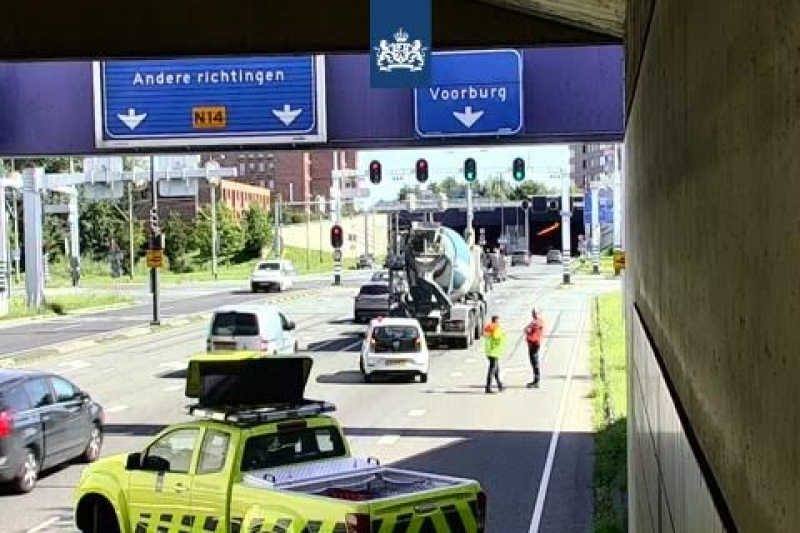 Verkeer vast in tunnel door defecte cementwagen