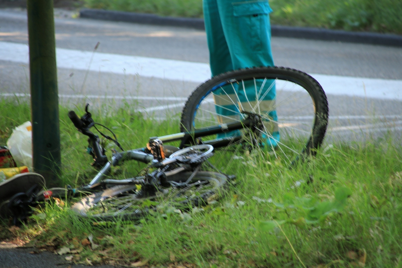 Mountainbiker en voetganger gewond door aanrijding