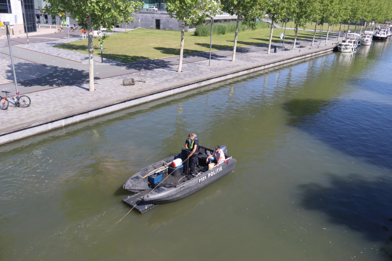 Politie doet onderzoek in kanaal na moord op Richard Houtveen