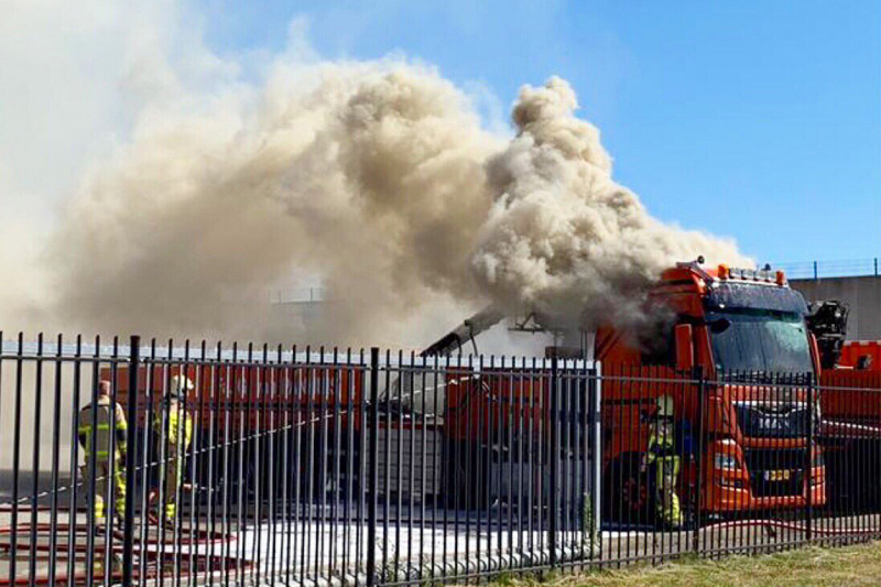 Trekker met platte kar verwoest door brand
