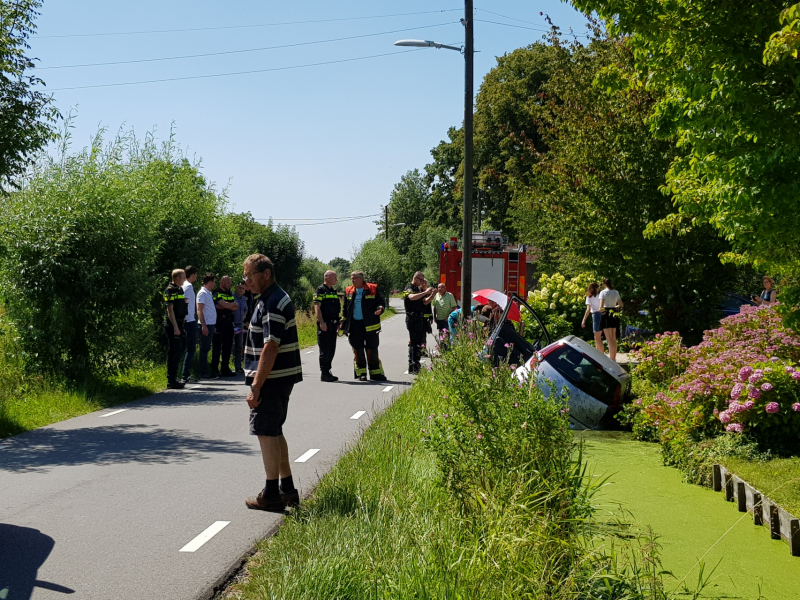 Auto slingert over de weg en belandt in sloot