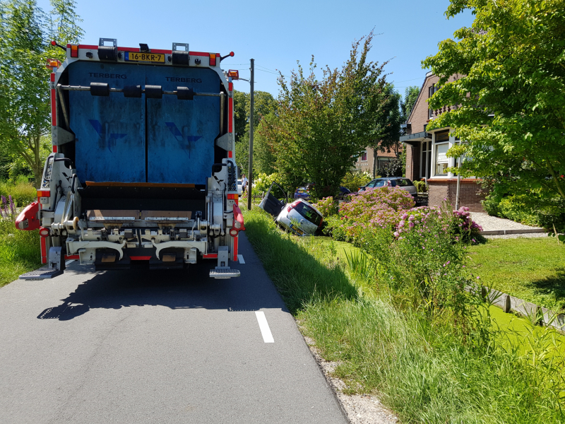 Auto slingert over de weg en belandt in sloot