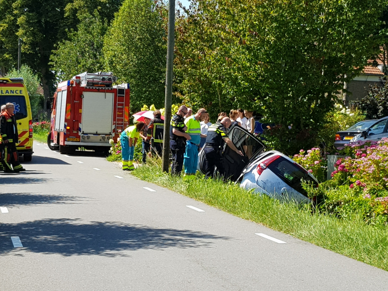 Auto slingert over de weg en belandt in sloot