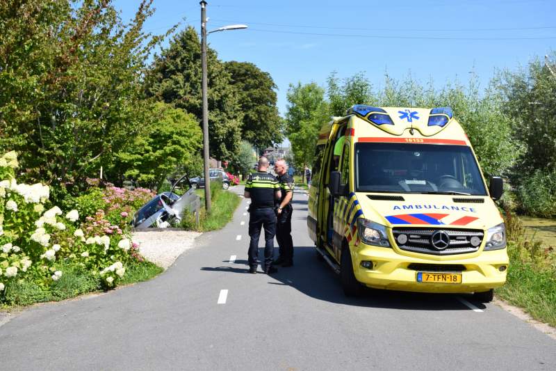 Auto slingert over de weg en belandt in sloot