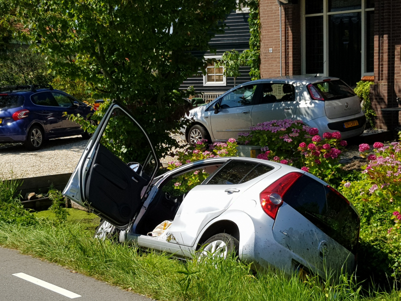 Auto slingert over de weg en belandt in sloot