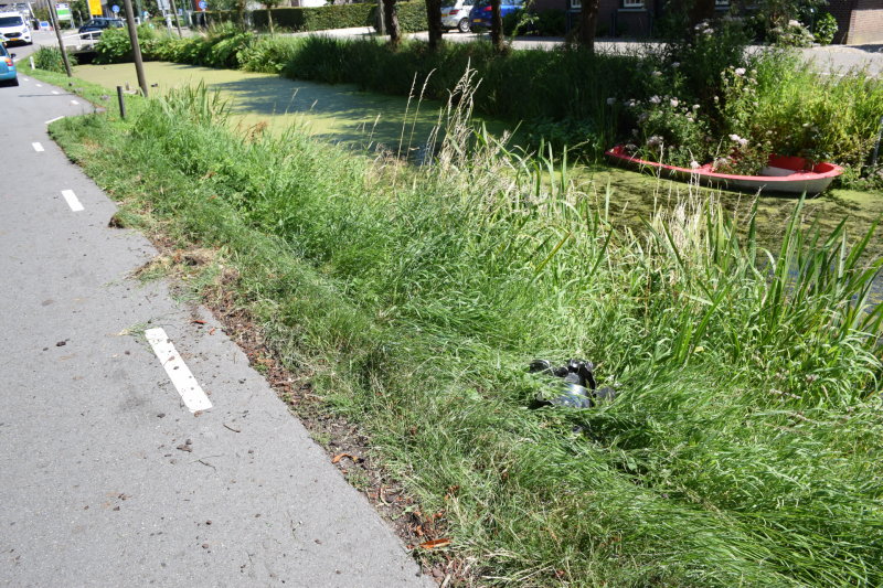 Auto slingert over de weg en belandt in sloot