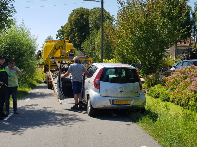 Auto slingert over de weg en belandt in sloot