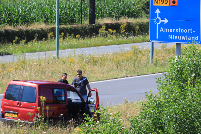 Rook onder motorkap bestelwagen