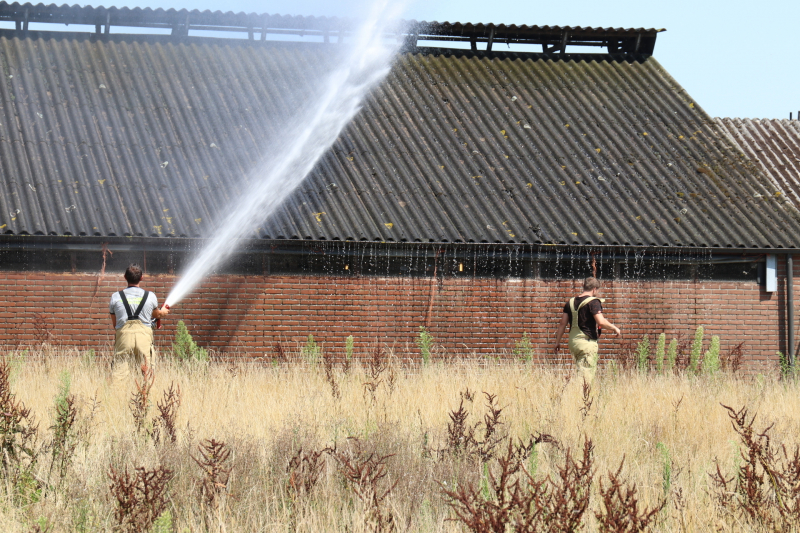 Mestkuikenstal wordt te warm, brandweer koelt dak