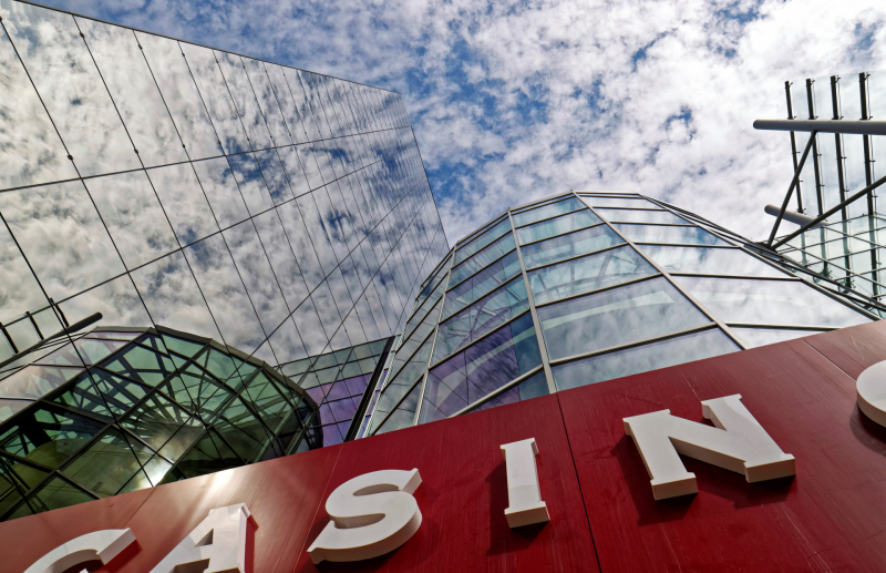 Inbreker van dak casino geplukt