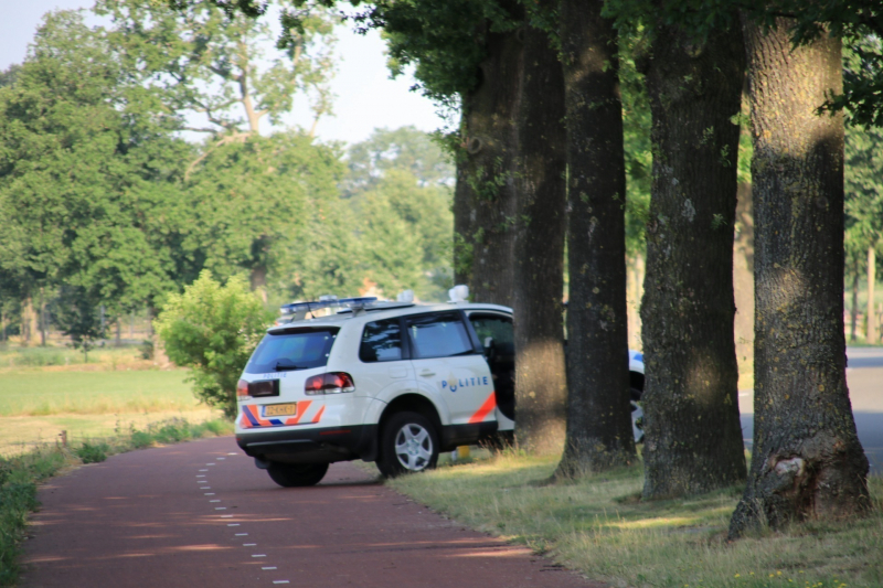 Zwaar bewapende agenten beveiligen grote drugslab