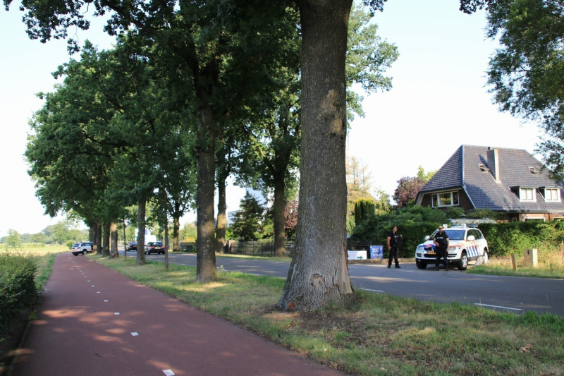 Zwaar bewapende agenten beveiligen grote drugslab