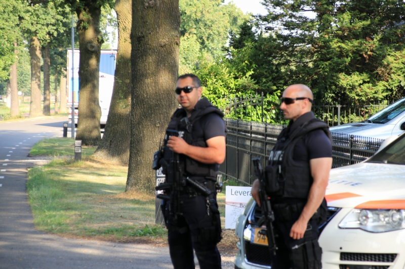 Zwaar bewapende agenten beveiligen grote drugslab