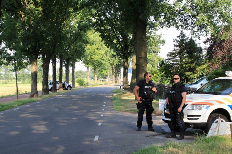 Zwaar bewapende agenten beveiligen grote drugslab