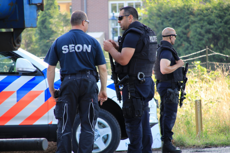 Zwaar bewapende agenten beveiligen grote drugslab