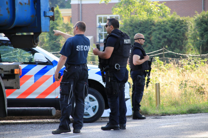 Zwaar bewapende agenten beveiligen grote drugslab