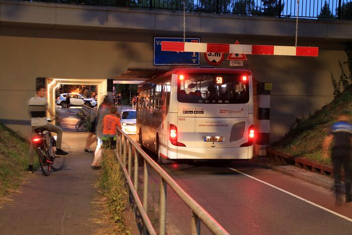 Lijnbus rijdt zich muurvast in spoortunnel