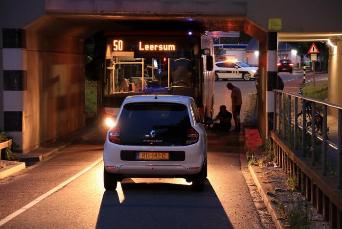 Lijnbus rijdt zich muurvast in spoortunnel