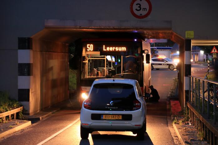 Lijnbus rijdt zich muurvast in spoortunnel