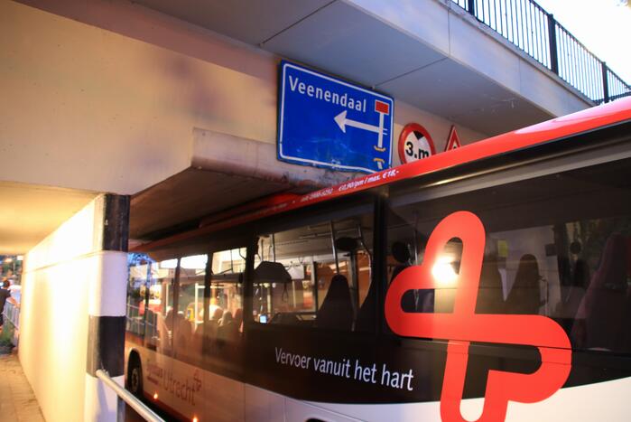Lijnbus rijdt zich muurvast in spoortunnel