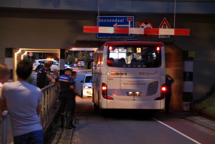 Lijnbus rijdt zich muurvast in spoortunnel