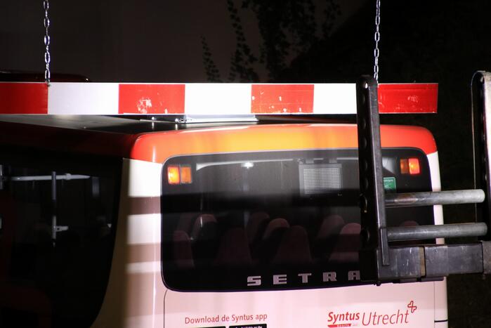 Lijnbus rijdt zich muurvast in spoortunnel