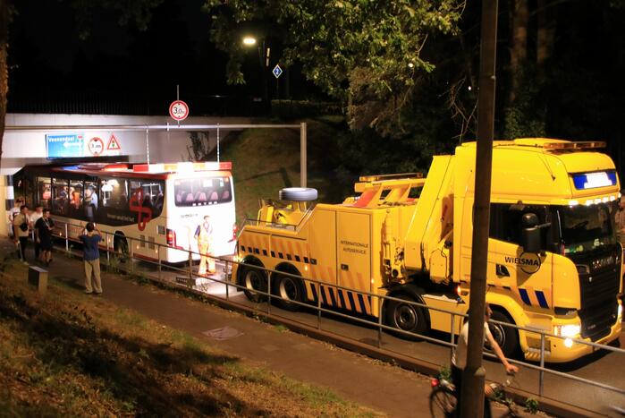 Lijnbus rijdt zich muurvast in spoortunnel