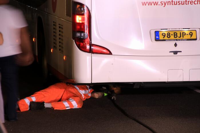Lijnbus rijdt zich muurvast in spoortunnel