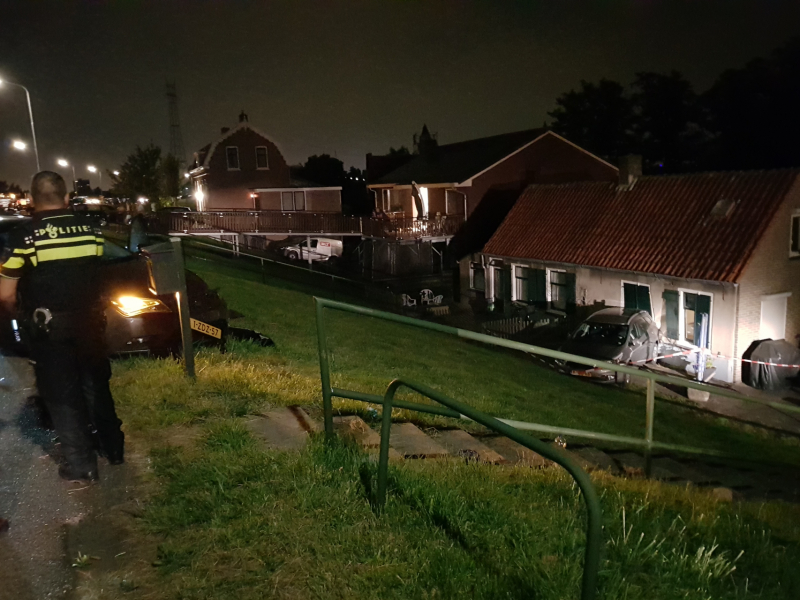 Geparkeerde auto ramt gevel na botsing