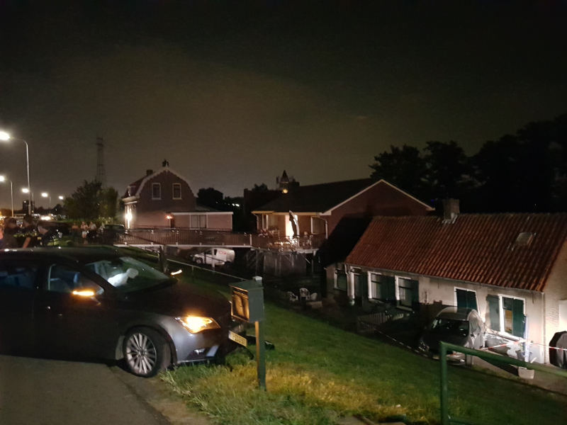 Geparkeerde auto ramt gevel na botsing