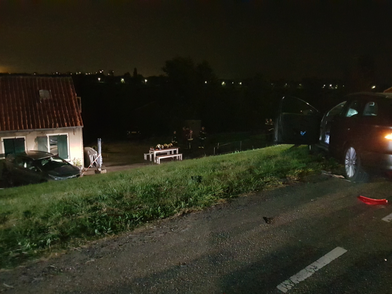 Geparkeerde auto ramt gevel na botsing