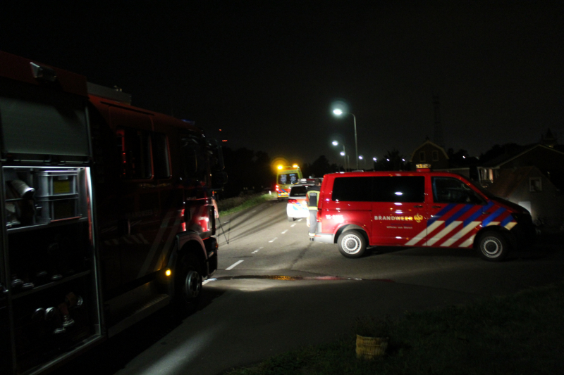 Geparkeerde auto ramt gevel na botsing