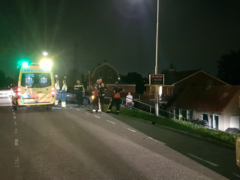 Geparkeerde auto ramt gevel na botsing