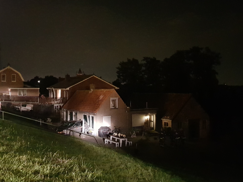 Geparkeerde auto ramt gevel na botsing