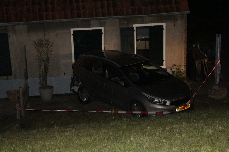 Geparkeerde auto ramt gevel na botsing