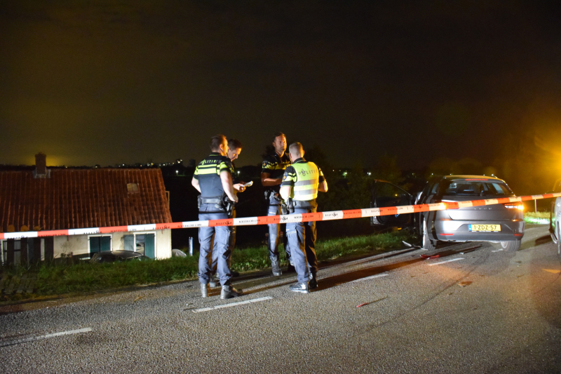 Geparkeerde auto ramt gevel na botsing