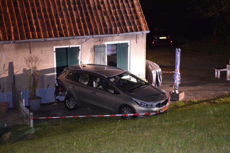 Geparkeerde auto ramt gevel na botsing