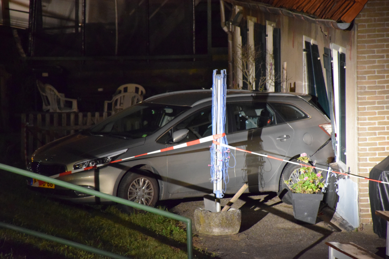 Geparkeerde auto ramt gevel na botsing