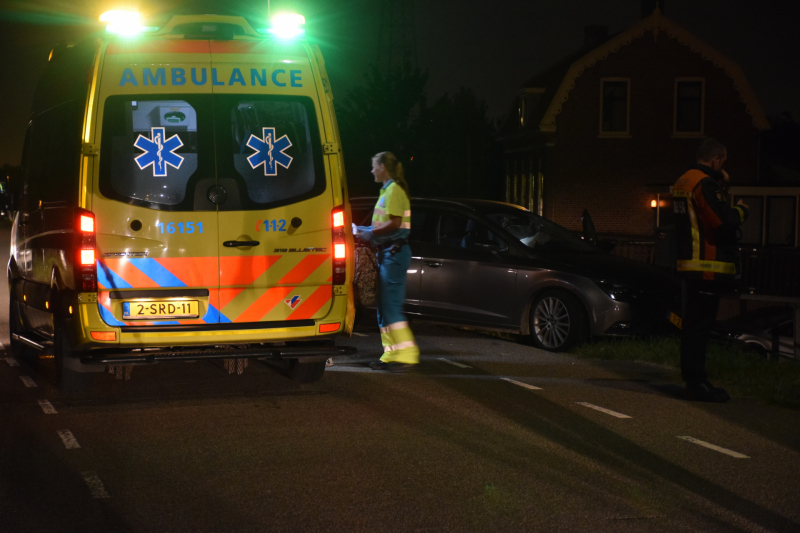 Geparkeerde auto ramt gevel na botsing