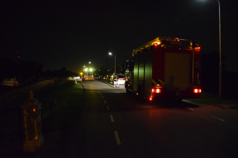 Geparkeerde auto ramt gevel na botsing