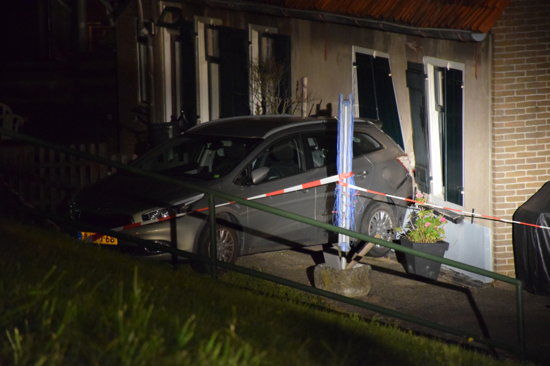 Geparkeerde auto ramt gevel na botsing